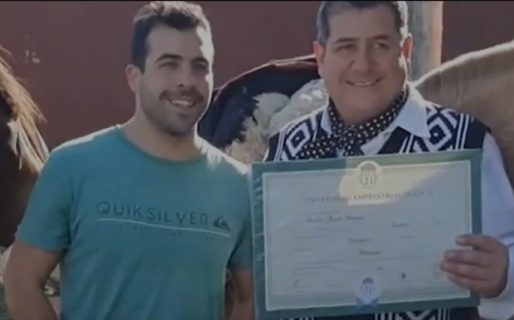 Un policía se recibió de abogado y cabalgó 53 kilómetros para buscar su título