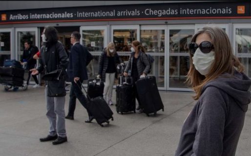 El Gobierno evalúa aumentar la cantidad de personas habilitadas para viajar al exterior