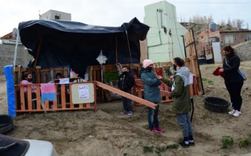 Quedó desocupada y puso una verdulería en la vereda de su casa en el Máximo Abásolo