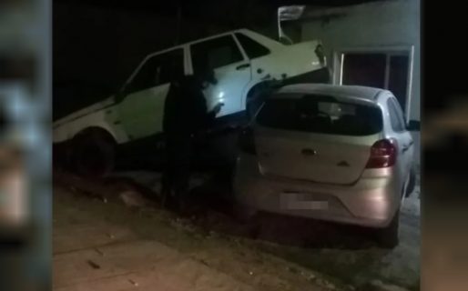 Manejaba borracho y quedó arriba de un auto estacionado en Valle C