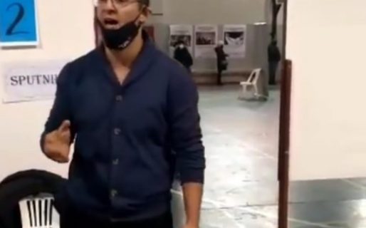 Un folclorista se fue a vacunar y emocionó al personal sanitario con una zamba en agradecimiento