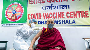 Se viralizó la foto del Dalai Lama recibiendo la vacuna contra el coronavirus