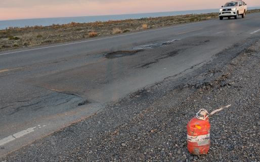 Qué significan los bidones, gomas pintadas o conos a un costado de la ruta