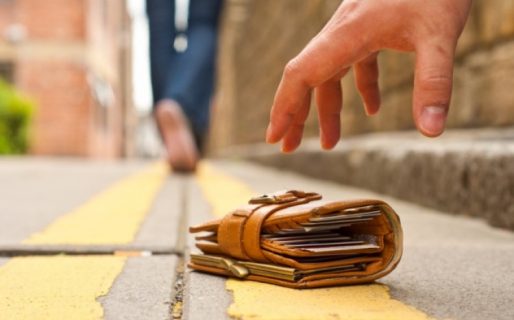 Encontró una billetera y la devolvió, pero como faltaba dinero, el dueño le gatilló varias veces con un arma