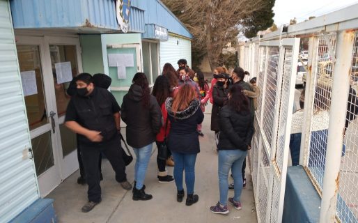 Malestar de padres en un “abrazo simbólico” a la Escuela N 39