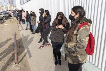 Cientos de jóvenes se acercaron a recibir su primer dosis