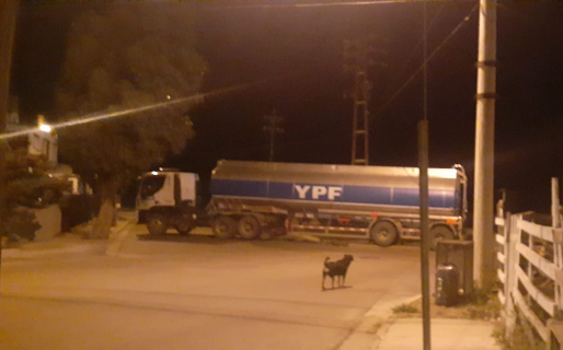 Un camión sin conductor casi embiste a una casa de familia