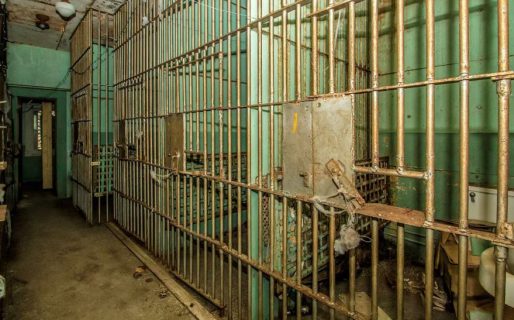 ¿Quién se anima? Por U$S140.000 se puede comprar una casa con una cárcel en el sótano