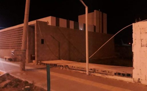 El viento derribó una parte del muro perimetral del Cementerio Oeste