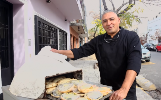 Se quedó sin trabajo a los 46 años, armó un horno ambulante y ahora vende 40 empanadas en 4 cuadras