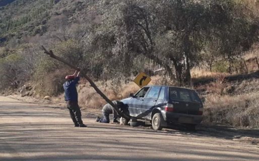 ¿Falta crique para cambiar la rueda? Usamos un tronco