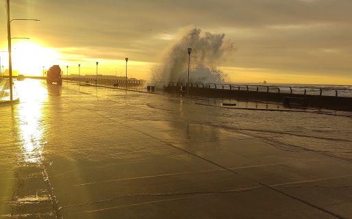 Una marejada complicó el tránsito en avenida Ducós