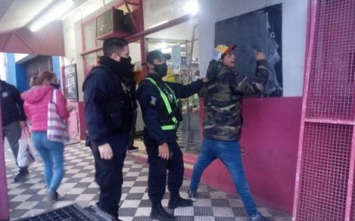 Alcoholizado en pleno centro insultó a una policía y terminó preso