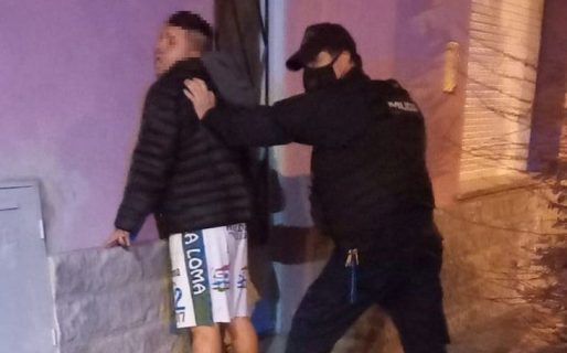 Rompió la ventana de un hotel y terminó detenido