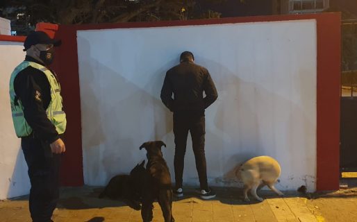 Fue a almorzar, el mozo le robó la tarjeta de crédito e hizo compras por casi $80 mil pesos