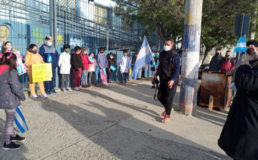 Abrazo simbólico a la Escuela 197 por la falta de obras que no permite dictado de clases
