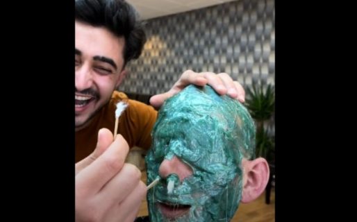 Un método doloroso: corta el pelo de sus clientes… ¡con cera!