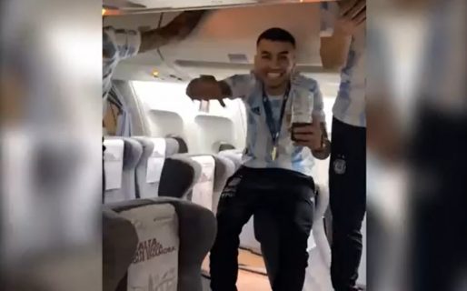 La Selección llegó al país con el trofeo: Así fueron los festejos íntimos durante el vuelo