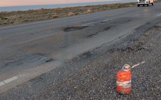 Colocan bidones pintados para advertir por los pozos en la ruta entre Comodoro y Caleta