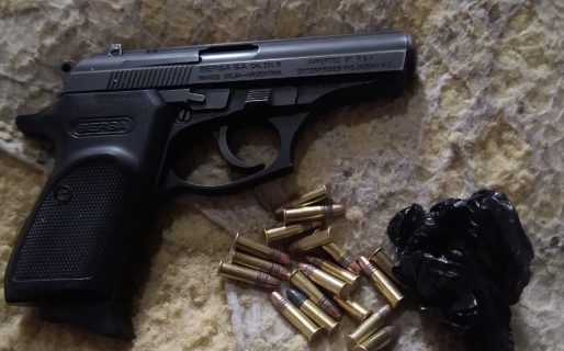 Tras dos allanamientos la policía secuestró un arma con municiones en zona de Quintas