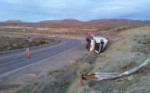 Volcó un camión a 8 kms. de Ramón Santos en ruta 3