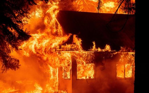 Bomberos de California enfrentan el mayor incendio forestal de Estados Unidos que ya genera su propio clima