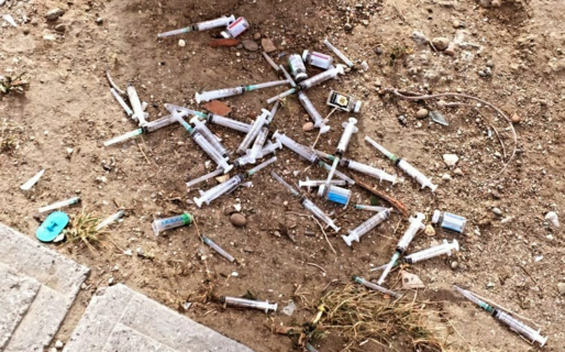 Peligro en la Kennedy: encuentran numerosas jeringas en plena vía pública