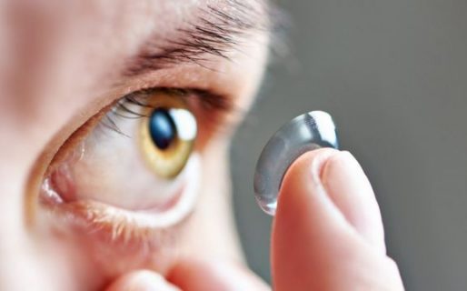 Tenía una molestia en el ojo y el médico le encontró 27 lentes de contacto acumulados