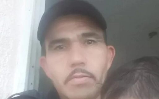 Se quedó sin trabajo, pegó su currículum en la calle y cambió su suerte