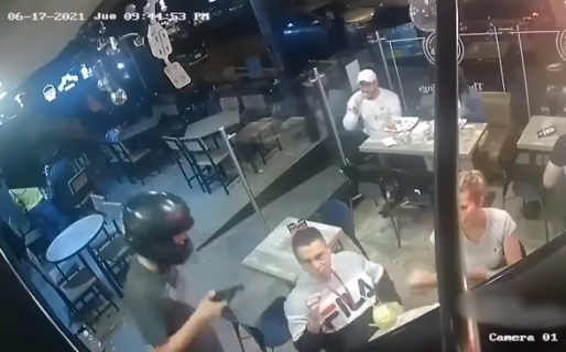 VIDEO: Le apuntaron con un arma en la cabeza, pero él siguió comiendo sus alitas de pollo