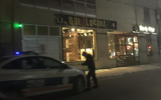 Voló la vidriera de una tienda céntrica por la presión ejercida por el viento