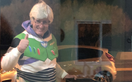 Súper papá: el tierno gesto con su hija aislada