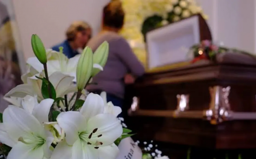 Velaron a una mujer pensando que era su suegra, pero el hospital se había equivocado: les entregaron el cuerpo de otra persona y su parienta sigue viva