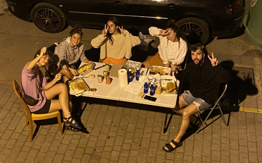 Aislado por Covid, sus amigos lo acompañaron a cenar colocando una mesa afuera de su casa