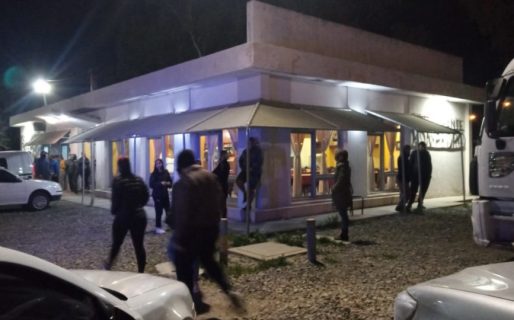 Golpearon a una moza y se llevaron 2 millones en una parrilla de Trelew