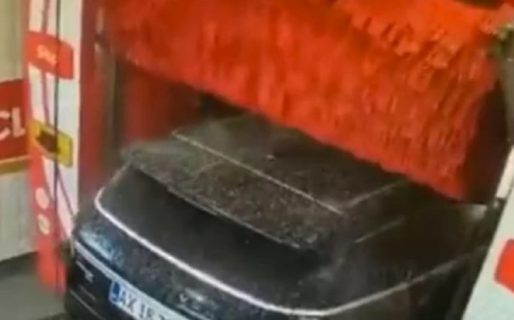 Llevó su camioneta de lujo al lavadero, pero la máquina le arrancó el baúl