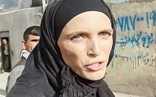 Una periodista de la CNN abandonó Kabul y compartió una foto impactante