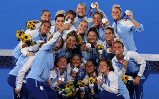 El DT de Las Leonas le dedicó la medalla de plata al personal de la Salud