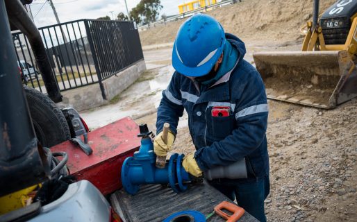 La SCPL instala válvulas para mejorar la distribución de agua en distintos barrios