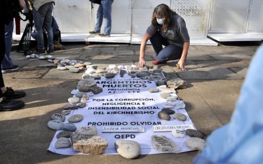 “Marcha de las piedras”: emotivos actos en Plaza de Mayo y en Olivos en memoria de los muertos por el COVID-19
