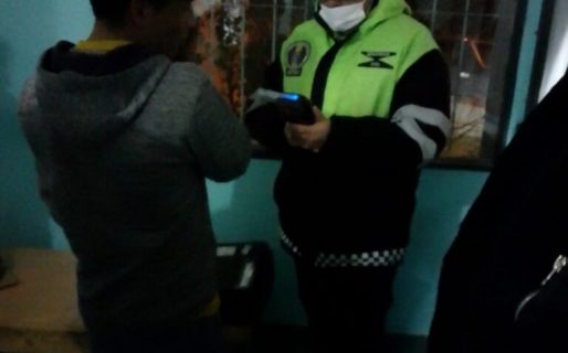 Intentó huir de la Policía y chocó contra un patrullero