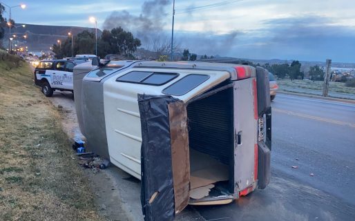 Una camioneta volcó cerca de la curva del Chalet Huergo