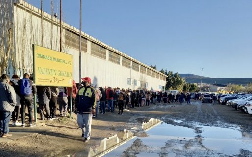 Largas filas para vacunarse en el Gimnasio Municipal N 2