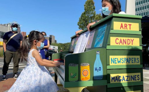 Con cuatro años, empezó a tocar el piano para distraerse de la cuarentena y ahora es una niña prodigio
