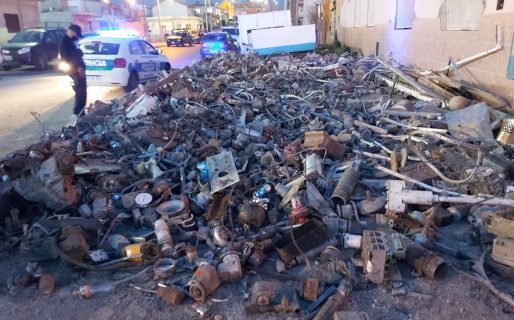 La Policía multó a una vecina por acumular chatarra en la vereda de su casa