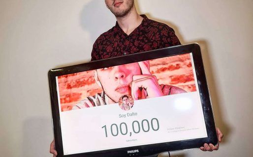 Tiene 19 años, enseña programación gratis a través de YouTube y ayudó a muchos a conseguir trabajo