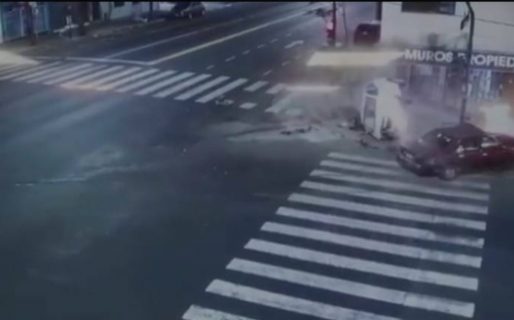 Un conductor cruzó en rojo, mató y escapó: terminó con el auto prendido fuego
