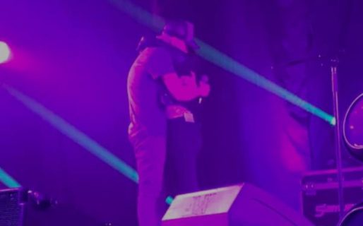 Un joven se subió al escenario y le pidió casamiento a su novia en pleno show de Piti Fernández