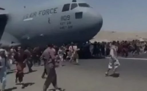 La desesperación en Afganistán: se cuelgan de los aviones para huir de la violencia