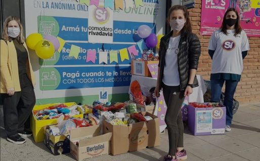 Fundación «Si» recolectó alimentos afuera de un supermercado